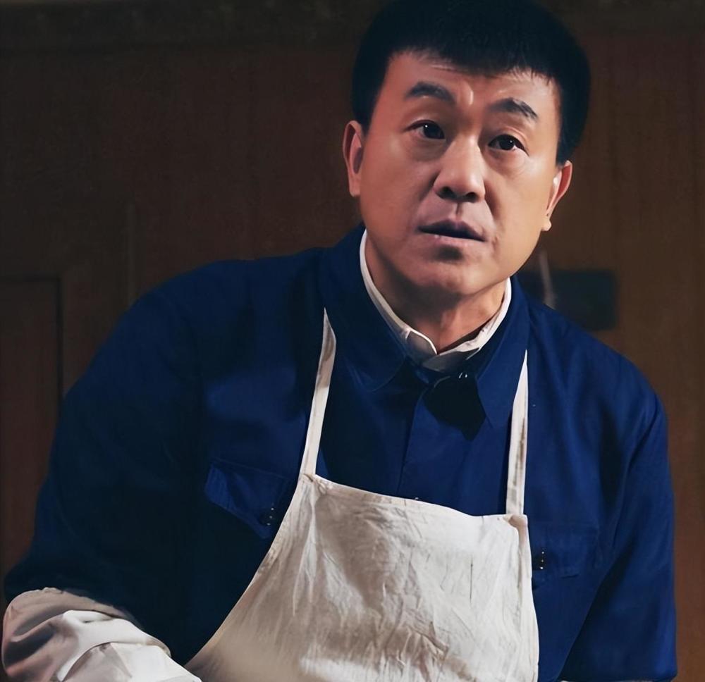 何冰一口喝下了酱油,但他没有任何反应,《情满四合院》里,工作人员把