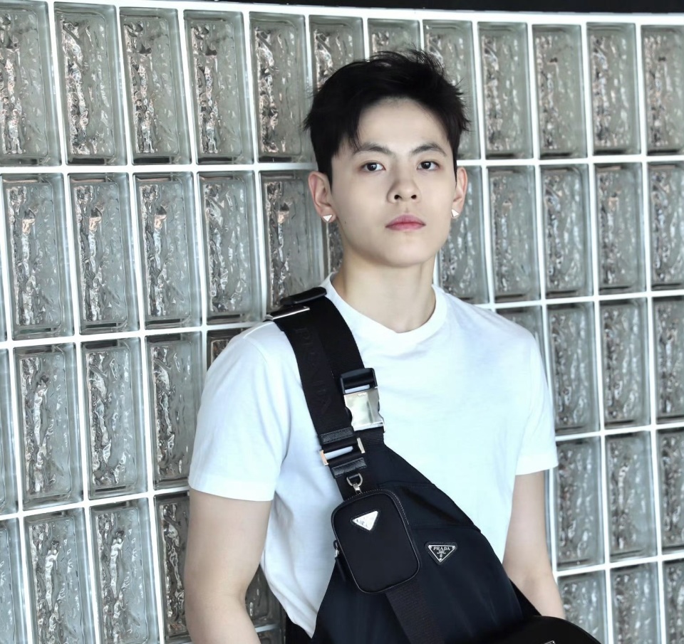 2002年杨舒予出生在云南昆明,和姐姐杨力维从小练就高超的篮球技术不