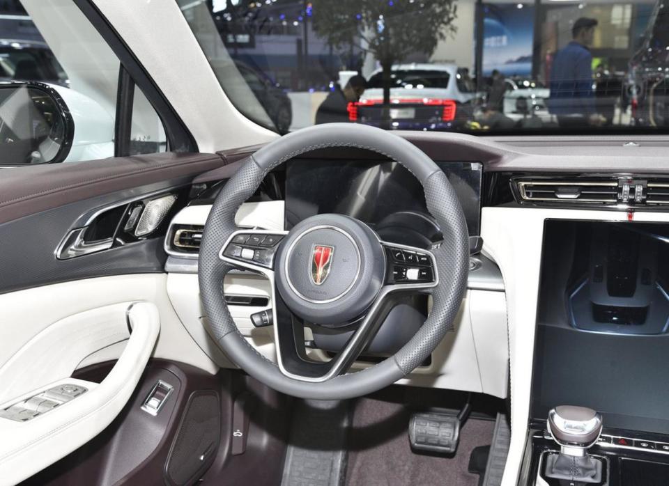 内饰部分,红旗h5的内饰比合资车良心多了,设计跟上了时代,符合年轻人