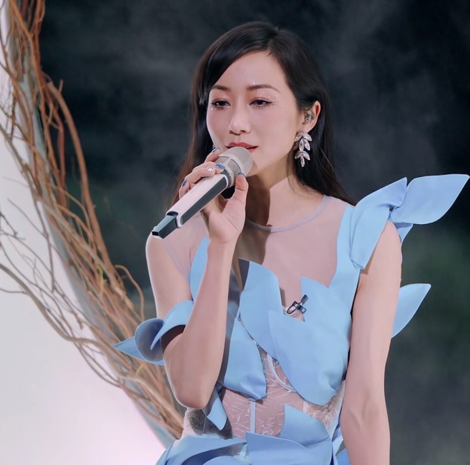 尽管韩雪也有歌手这层身份,但毕竟不是常年在歌坛混的,反倒是李嘉格