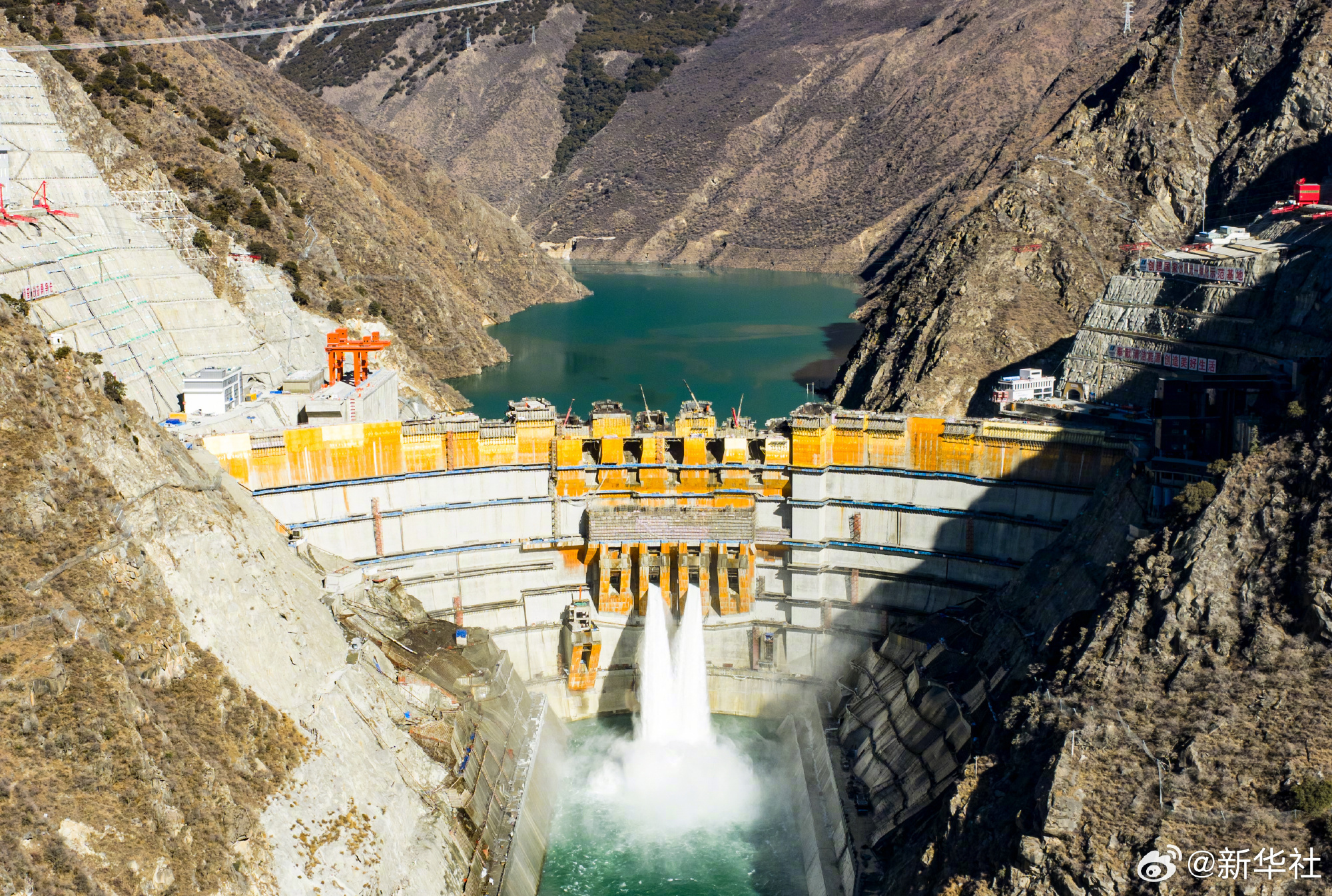 我國在建海拔最高雙曲拱壩電站投產發電