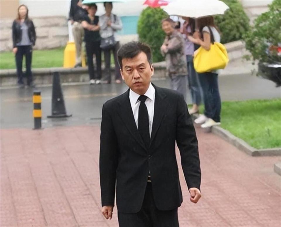 儿子丢了,父亲走了,妻子跑了,央视主持张泽群如今落到这般田地