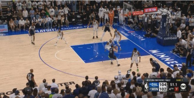 随后又是东契奇再次大心脏两分打进,东契奇破解麦丹死亡缠绕跳投命中