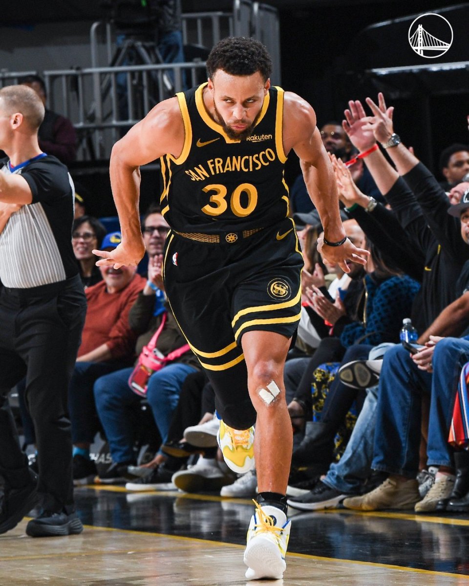 库里37分终结连败:末节7中7轰16分疯狂庆祝 里程碑连刷纪录_腾讯新闻