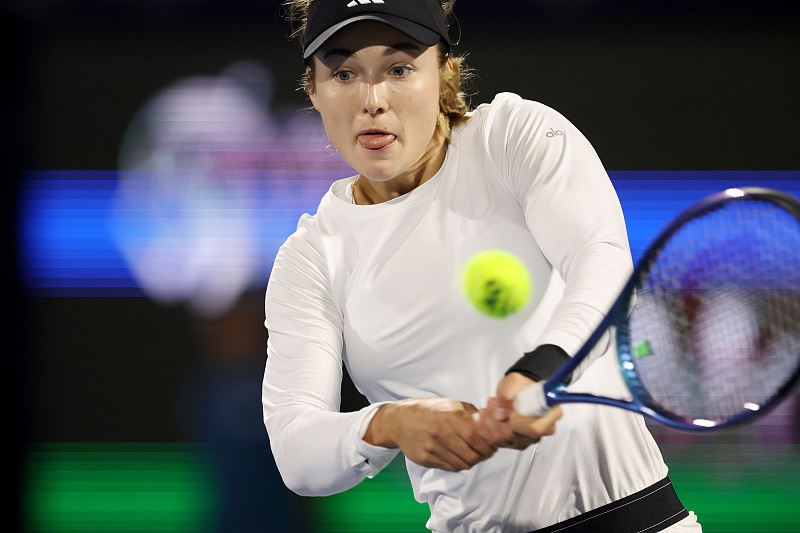 wta迪拜站卡林斯卡娅爆冷首进决赛逼得世界第一怒摔球拍