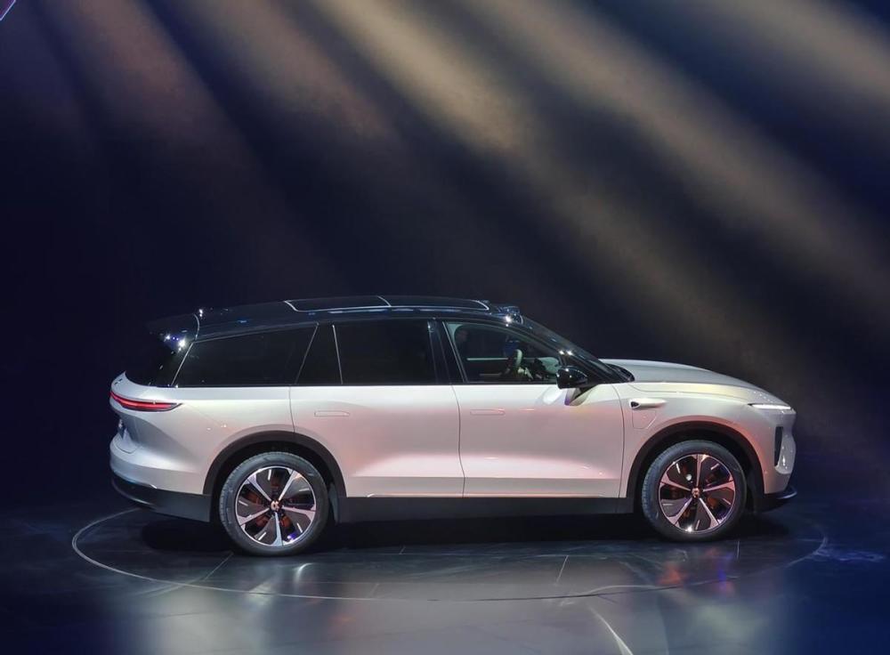 全新一代蔚来es8上市车身大幅加长续航达900km