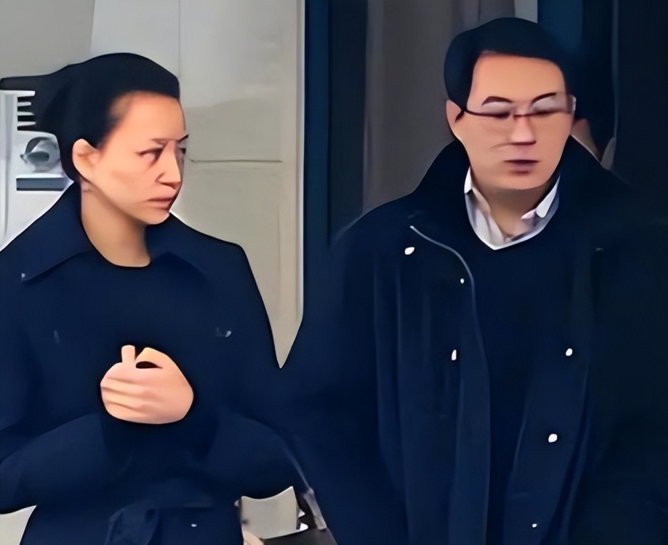 时隔8年,央视春晚双子星董卿和周涛再度同框,旁边的朱军也老了