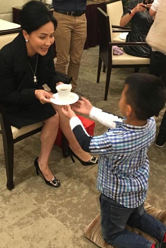 刘嘉玲晒与胡军儿子合照,感慨干儿子康康长太快:一晃眼一米八