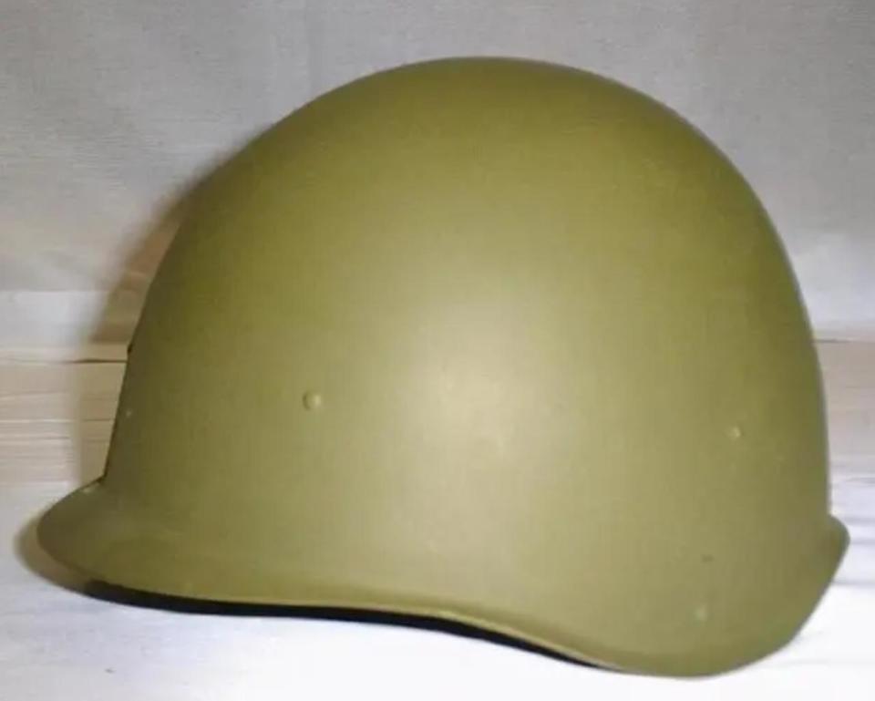 装备方面,部分的朝鲜巡逻兵,包括军官和普通士兵,会佩戴一顶钢盔,但都