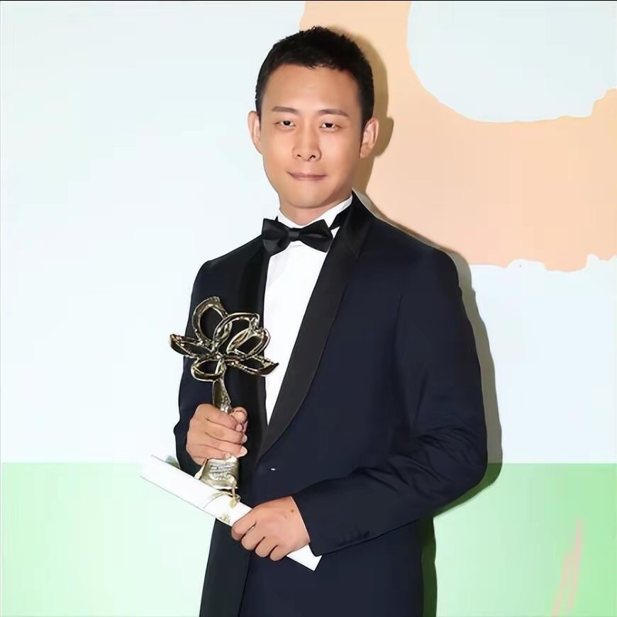 原来他们是夫妻，怪不得张译能一直演男一号，老婆身份真不简单_腾讯新闻