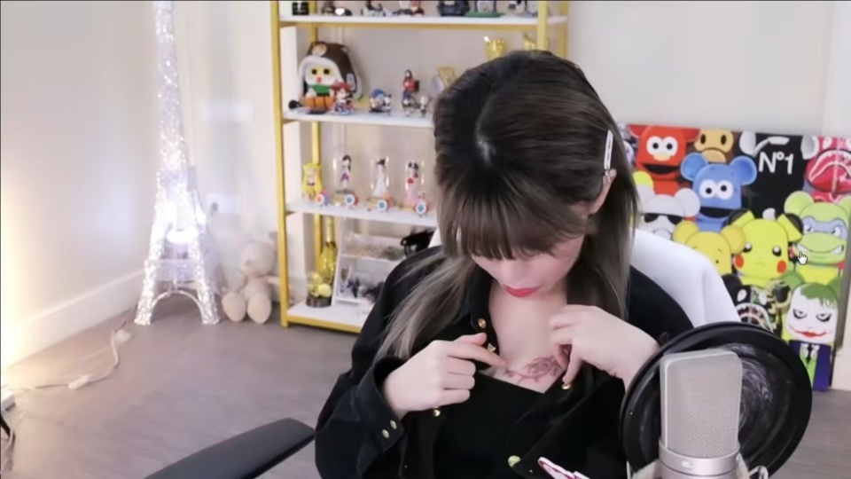 周淑怡直播热舞,后背"恶魔双翅"出镜,粉丝:她身上有4个纹身