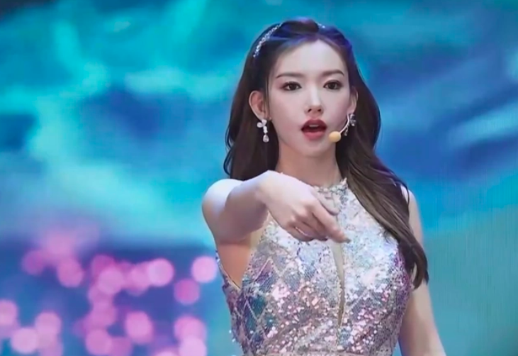 其实,让人很不理解是为什么程潇会选择唱歌?