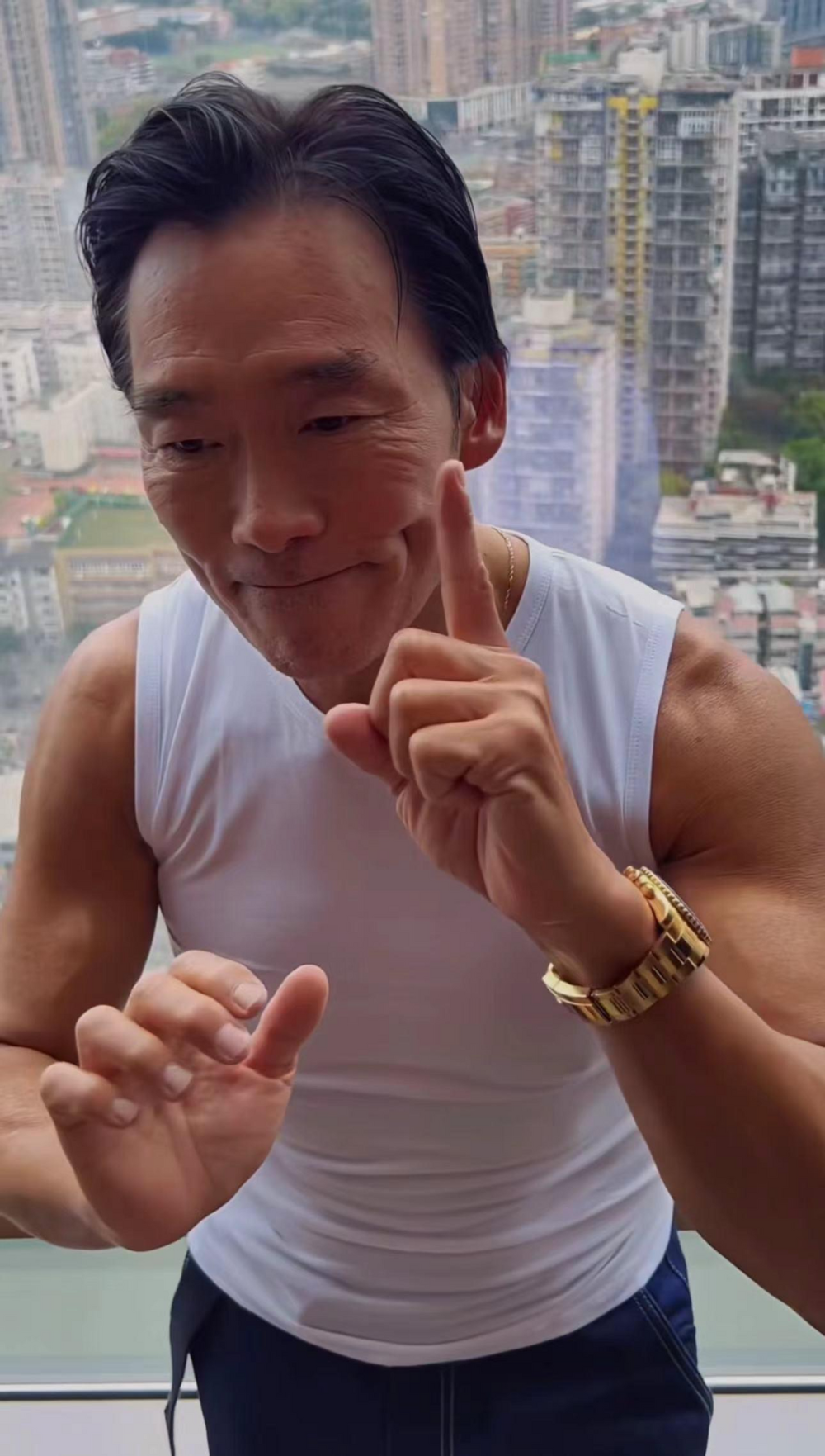 58岁郑浩南现身苍蝇小馆,满脸皱纹写满失意,老婆出轨消失成心疾