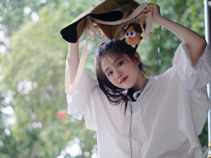 临江仙》16岁少女神似刘亦菲，童星出道，如今出落得亭亭玉立-腾讯新闻