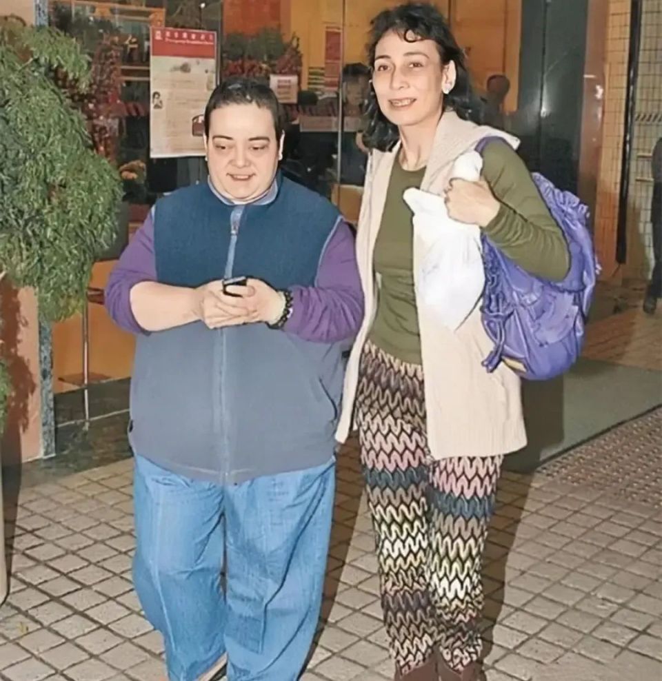 赌王"最丑"女儿:帮哥哥养女儿,62岁仍未婚,名下近百套房产