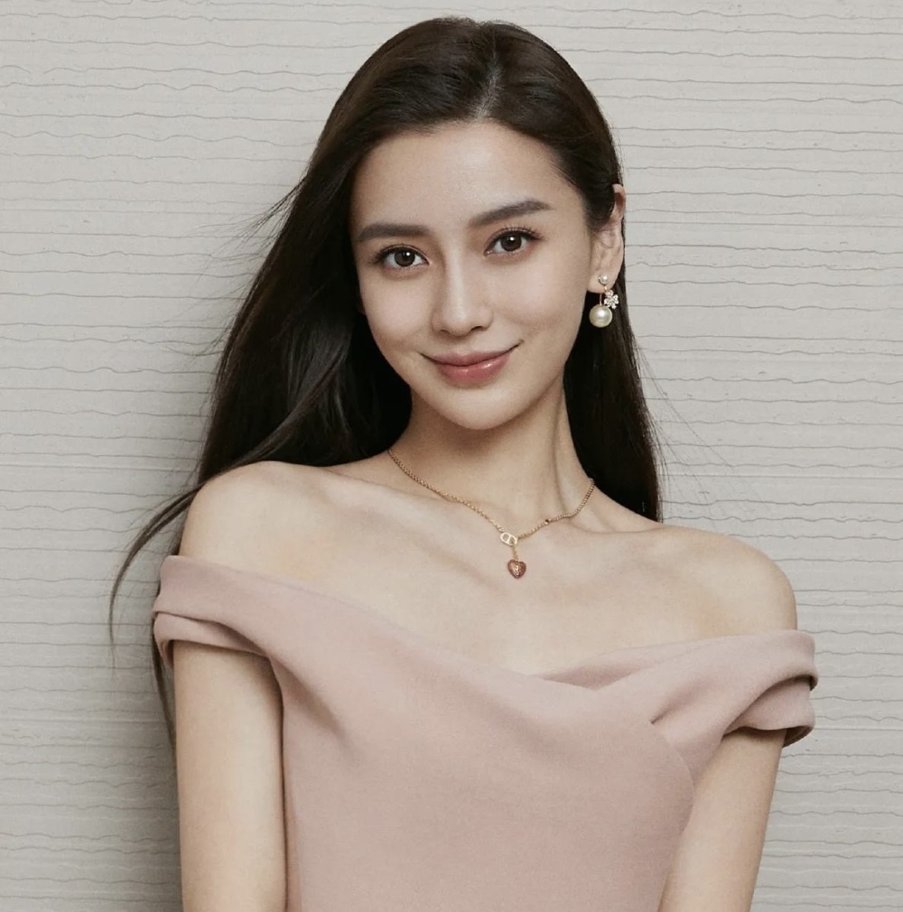 杨颖新杂志惹争议!