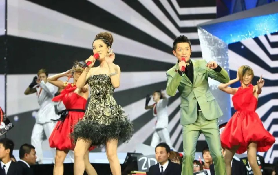 凤凰传奇演唱会上热搜,玲花和曾毅是怎么征服年轻人的?