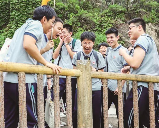 登山望海放风筝,跳舞说唱玩水枪……厦门不少学校开展花式减压活动