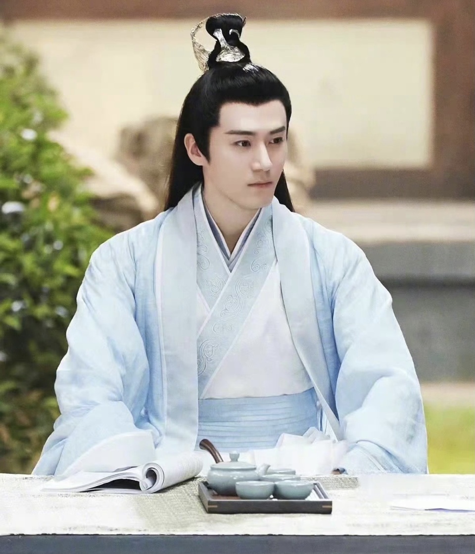 05后小花也来抢饭碗了,她和丁禹兮的雪景图,让人感叹内娱有新鲜美女了