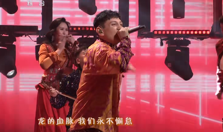 《兔年春晚》邓超动如脱兔,张尕怂太投入,阿兰被综艺之神眷顾_腾讯