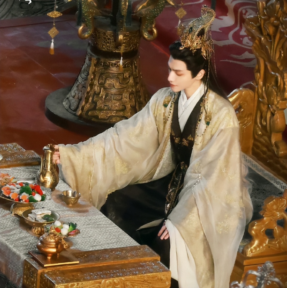 不过看到罗云熙在路透图中的惊艳表现,已经开始期待这部作品上线了!