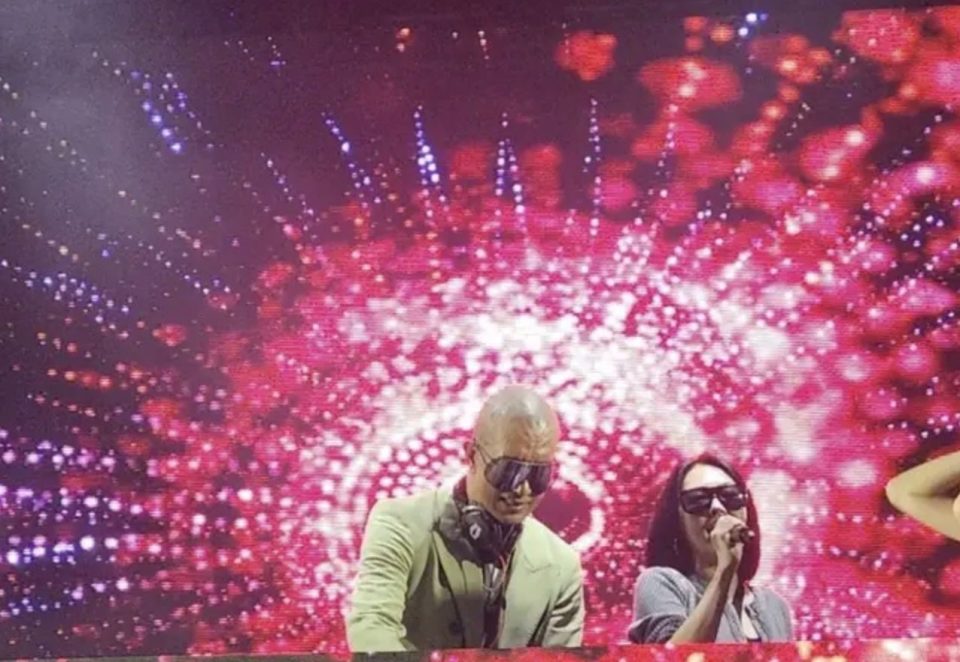 秀有800多人到场,并称除了小s一家之外,还有圈内好友陈建州范玮琪夫妇