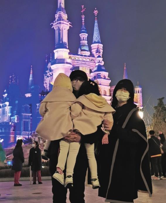 张杰晒双胞胎打架子鼓,跳俏留不同发型边打边甩头,逗得谢娜直乐_腾讯