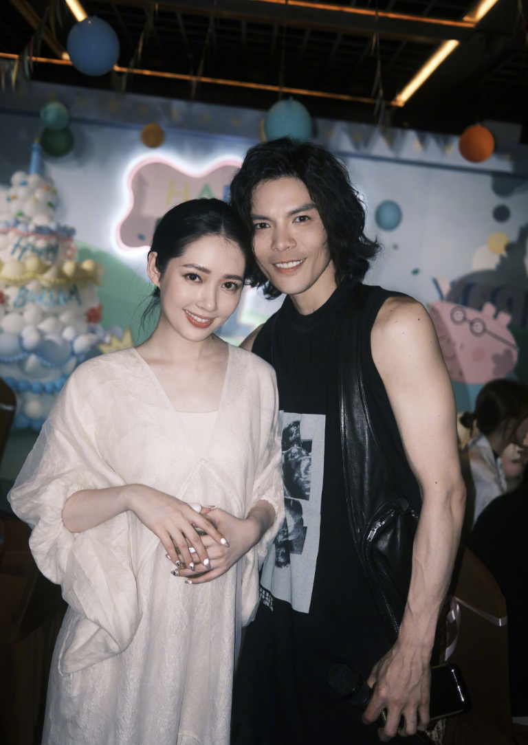 向佐晒全家福为1岁儿子庆生,喊郭碧婷"大宝贝",儿女五官秀气-腾讯新闻