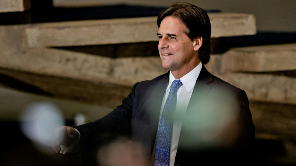 乌拉圭总统抵京中方高规格接待现场铺设红毯还有三军仪仗队