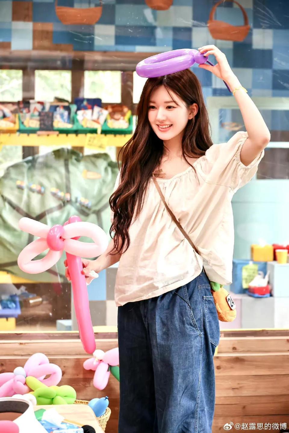 赵露思刘宇宁珠帘玉幕开机全员身穿红衣主演开机现场互动