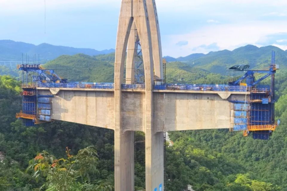 瓮马铁路湘江特大桥首个索塔顺利浇筑完成_腾讯新闻