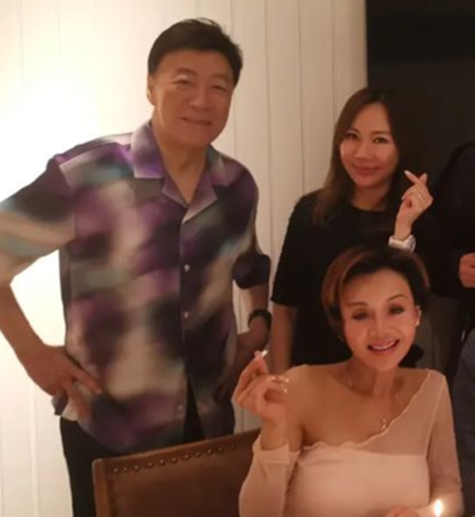 众星为叶子楣庆生57岁寿星身材仍出众在同居男友死后未再恋爱