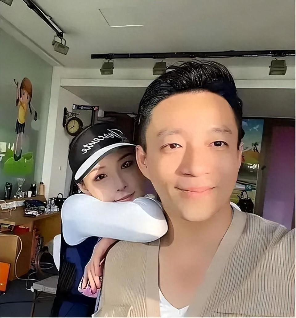 汪小菲带女友出席活动,女方以老板娘自居,两人逛街牵手如胶似漆