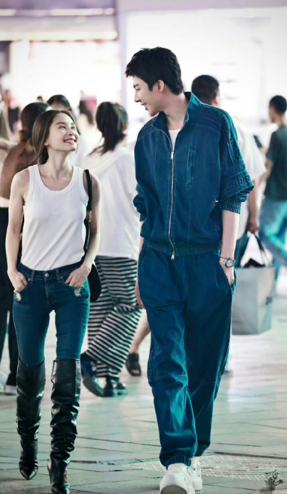 王子文前任吴永恩上海看展,获短发美女陪伴,女伴打扮时髦引关注-腾讯
