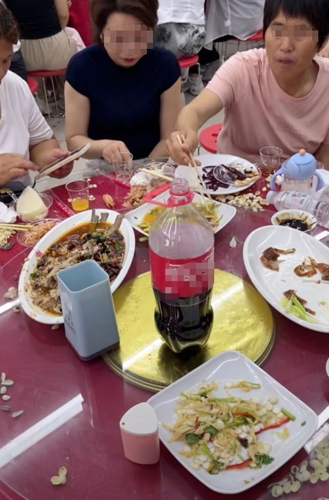 酒店选了大衣哥老家附近的一个乡镇饭店,一共有20桌,饭菜不算太好,但