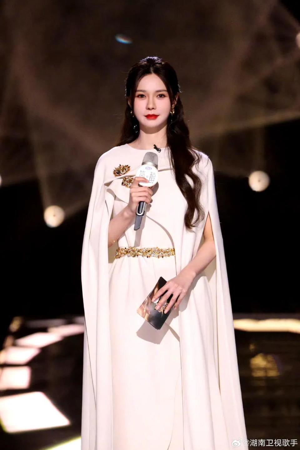 《歌手》直播沈梦辰盯手卡胡海泉尬聊,对比才知道何炅的班不好接