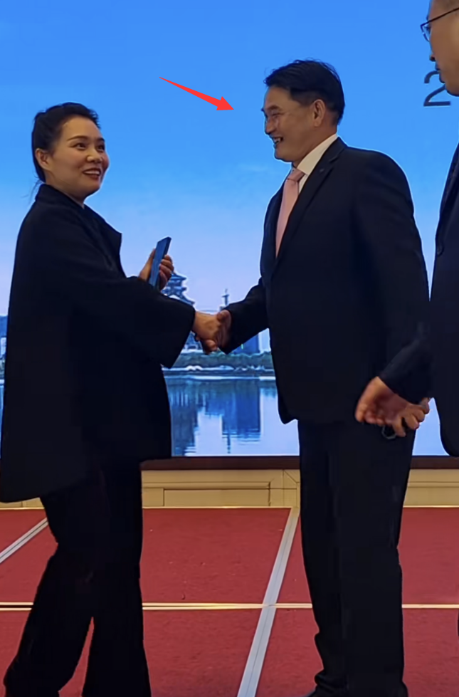 大衣哥与袁庆参加活动两人眼神暧昧引热议女方自称是红颜知己