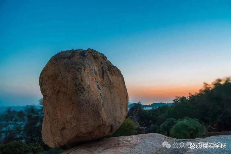 我们先来介绍一下东山岛的第一个必去景点——风动石景区.