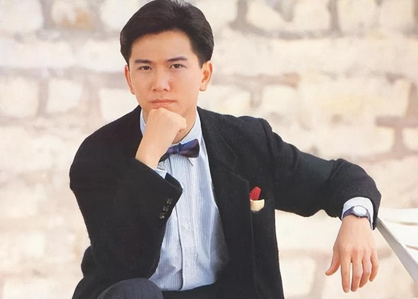 那段时间的温兆伦可谓是风光无限,他的演技得到了广泛认可,颜值也备受