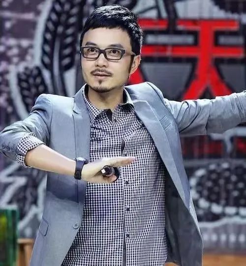 刘恺威近照眼皮耷拉,胡歌头发花白,揭开了"不老男神"的真面