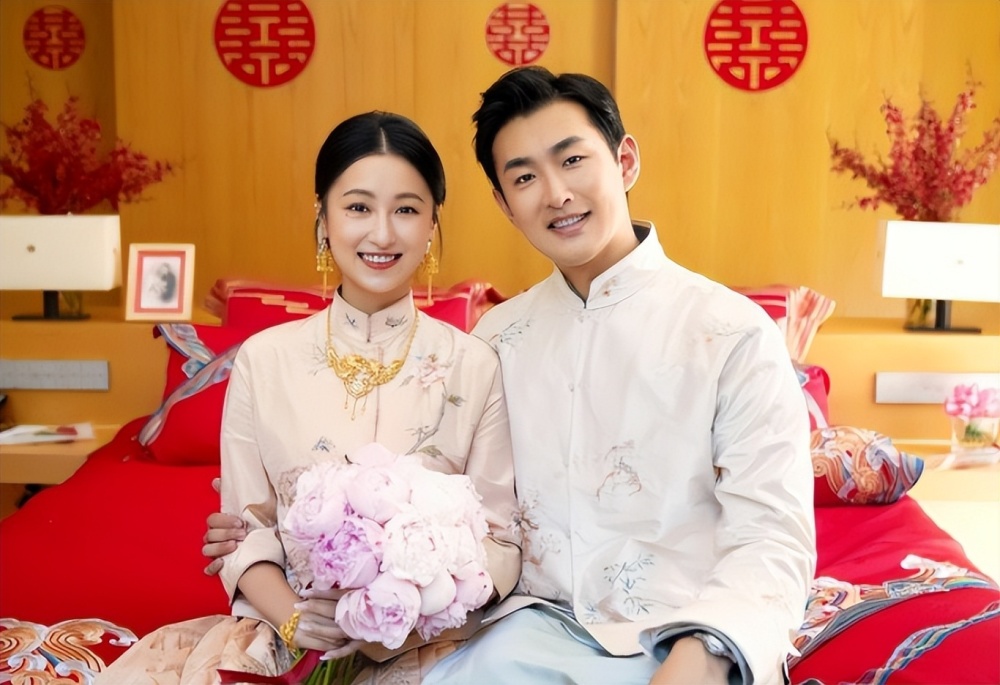 王彦霖携妻赴港旅游路边摊买雪糕吃接地气演员妻子产后恢复好