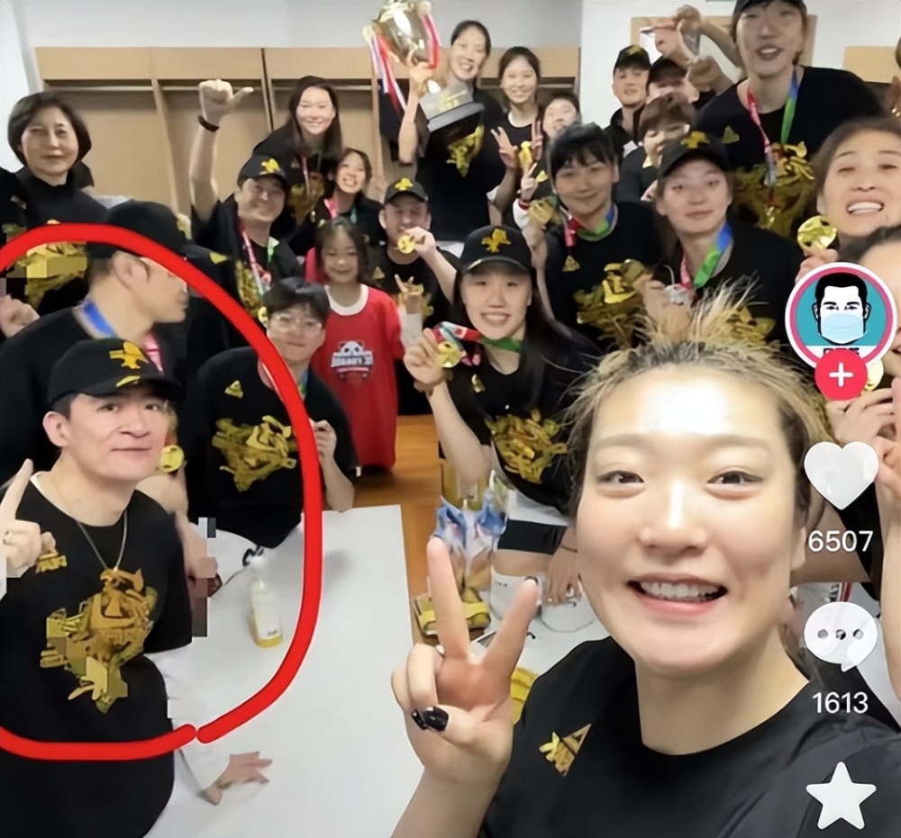 李梦已与张隆领证结婚,两人手挽手逛街_腾讯新闻