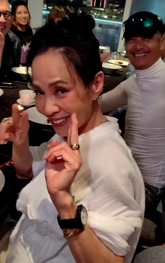 发嫂陈荟莲贤惠内敛,在听到自己的名字后转过身比耶,笑容满面皮肤紧致