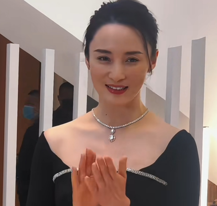 47岁蒋勤勤出席活动,穿修身黑裙优雅迷人,生图下皮肤白皙颜值耐打