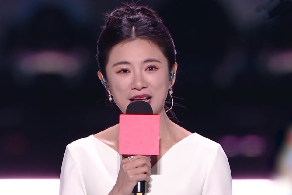 华少和伊一依旧是核心主持,负责把控整个晚会的进程.