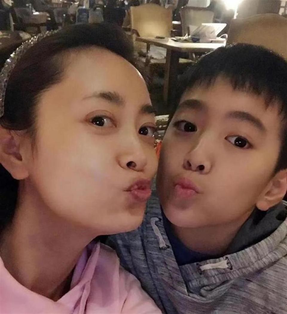 51岁谢润低调现身上海，身材苗条仍似少女，如今身份让人意外_腾讯新闻