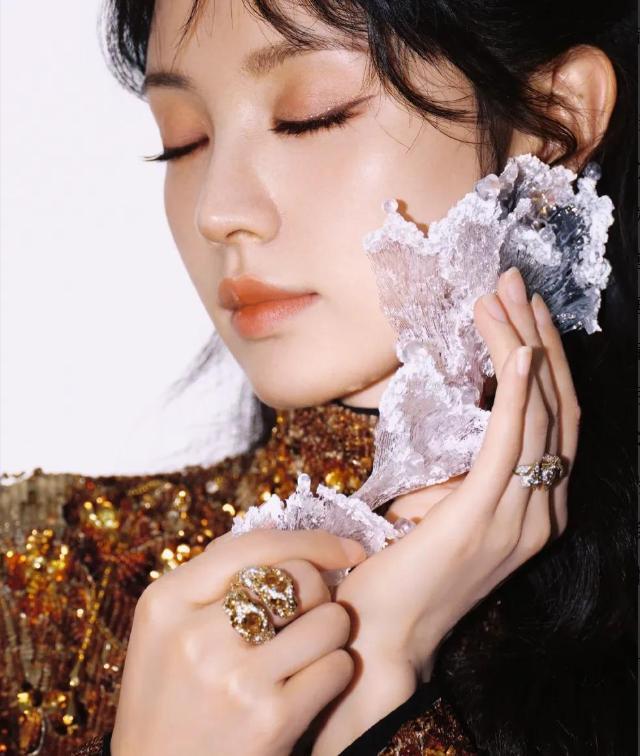 田曦薇星光大賞造型疑翻車！網友吐槽老氣橫秋，看着像40歲，還撞衫詠梅 - 