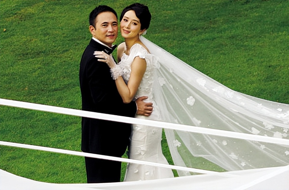 44岁胡静晒照庆结婚15周年,富豪老公发量稀疏,夫妻同框像两代人