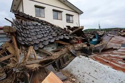 地震和海嘯過後,船隻翻倒在海中,道路被土堆堵塞,被夷為平地的房屋