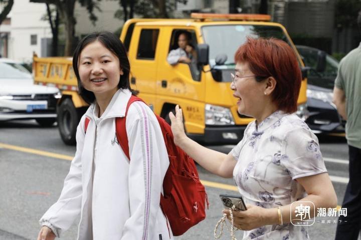 6月7日,杭州学军中学西溪校区考点,考生进入考场前.